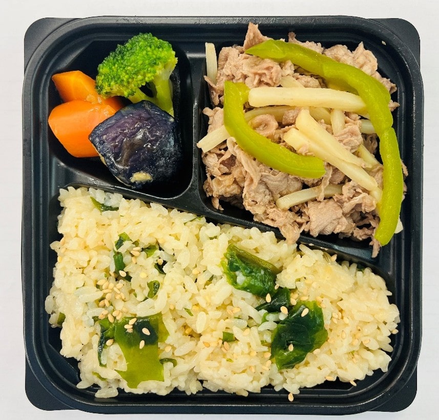 鶏だしわかめごはんとチンジャオロース風炒め